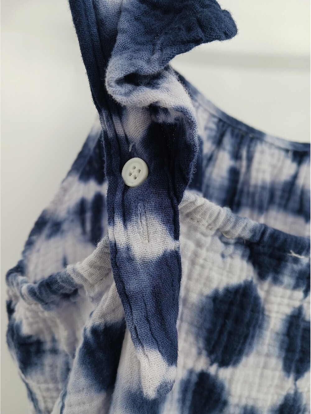 BB Dakota Women's Top Medium Blue Sleeveless Tie Dye Ruffled Sleeve Button Work - Picture 6 of 6